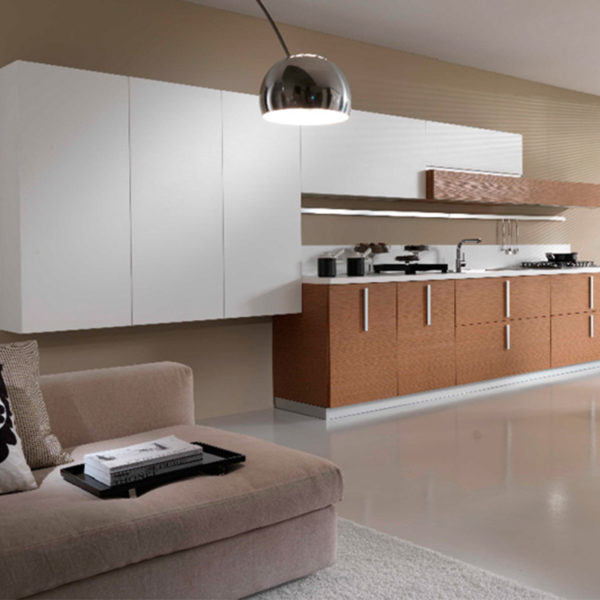 Хорошо спроектированный современный белый кухонный шкаф